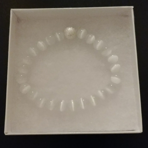 Winter White Cat Eye Stone Bracelet - Picture 2 of 8